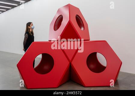 Londres, Royaume-Uni.2 février 2022.Un membre du personnel pose avec “Octetra”, 1968 (2021), par Isamu Noguchi.Aperçu de “A New nature”, une exposition solo d'Isamu Noguchi (1904–88), réalisée en collaboration avec la Fondation et le Garden Museum d'Isamu Noguchi, New York, présentée au White Cube Bermondsey du 4 février au 3 avril 2022.Credit: Stephen Chung / Alamy Live News Banque D'Images