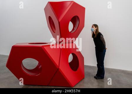 Londres, Royaume-Uni.2 février 2022.Un membre du personnel pose avec “Octetra”, 1968 (2021), par Isamu Noguchi.Aperçu de “A New nature”, une exposition solo d'Isamu Noguchi (1904–88), réalisée en collaboration avec la Fondation et le Garden Museum d'Isamu Noguchi, New York, présentée au White Cube Bermondsey du 4 février au 3 avril 2022.Credit: Stephen Chung / Alamy Live News Banque D'Images