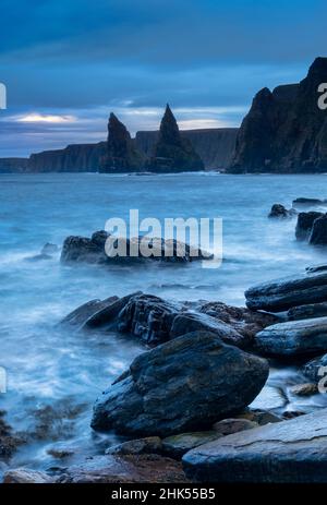 Duncansby Head and Sea Stacks at Dawn, Cithness, Scottish Highlands, Écosse, Royaume-Uni,Europe Banque D'Images