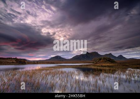 Ben Loyal à l'aube au-dessus de Lochan Hakel, près de Tongue, Sutherland, Scottish Highlands, Écosse,Royaume-Uni, Europe Banque D'Images