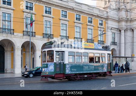 Lisbonne, Portugal - juin 01 2018 : téléphérique de l'ancienne mode dans les rues de Lisbonne. Banque D'Images