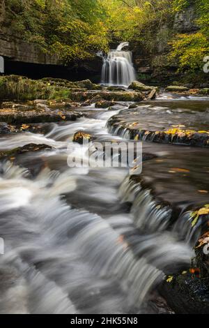 La chute d'eau de la chute d'eau de la chute d'eau de la rivière Walden Beck, dans le village de West Burton, dans le parc national de Yorkshire Dales, dans le Yorkshire, en Angleterre, au Royaume-Uni, en Europe Banque D'Images