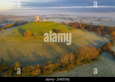 Vue aérienne de l'église Burrow Mump sur une belle matinée d'automne, Burrowbridge, Somerset, Angleterre, Royaume-Uni,Europe Banque D'Images