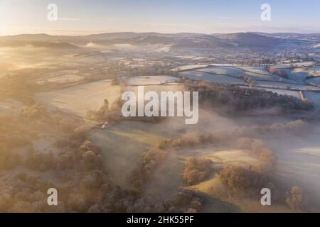 Des terres agricoles protégées par le gel et la brume lors d'une matinée d'hiver, parc national de Dartmoor, Devon, Angleterre, Royaume-Uni,Europe Banque D'Images