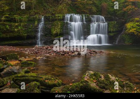 Belle chute d'eau sur la promenade des quatre chutes d'eau dans le parc national de Brecon Beacons, pays de Galles, Royaume-Uni, Europe Banque D'Images