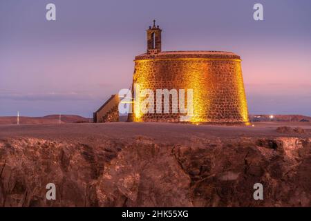 Vue de Castillo del Aguila o de las Coloradas au crépuscule, Playa Blanca, Lanzarote, îles Canaries, Espagne,Atlantique, Europe Banque D'Images