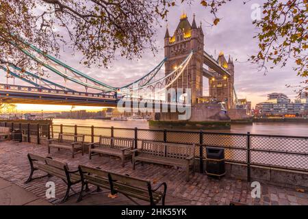 Vue sur Tower Bridge et la Tamise avec un ciel spectaculaire au lever du soleil, Londres, Angleterre, Royaume-Uni, Europe Banque D'Images