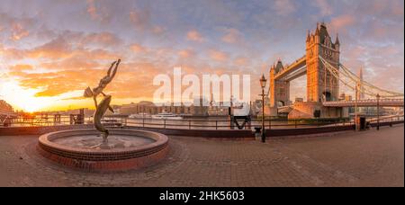 Vue panoramique sur Tower Bridge, Girl with Dolphin, The Shard and River Thames at Sunrise, Londres, Angleterre, Royaume-Uni, Europe Banque D'Images