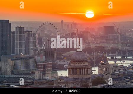 Vue sur le coucher du soleil sur le London Eye et la cathédrale Saint-Paul depuis la tour principale, Londres, Angleterre, Royaume-Uni, Europe Banque D'Images