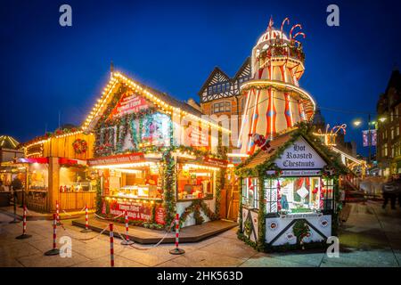 Vue des étals du marché de Noël sur Old Market Square, Nottingham, Nottinghamshire, Angleterre, Royaume-Uni,Europe Banque D'Images