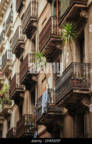 Vue rapprochée des balcons, Plaza San Pedro, Barcelone, Catalogne, Espagne,Europe Banque D'Images