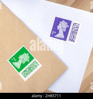 Torquay, Royaume-Uni.2nd févr. 2022.Les nouveaux timbres du Royaume-Uni comportent un code QR pour permettre le suivi.Enveloppes estampillées.Credit: Thomas Faull/Alamy Live News Banque D'Images