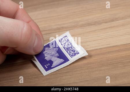 Torquay, Royaume-Uni.2nd févr. 2022.Les nouveaux timbres du Royaume-Uni comportent un code QR pour permettre le suivi.Enveloppes estampillées.Credit: Thomas Faull/Alamy Live News Banque D'Images