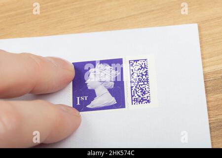 Torquay, Royaume-Uni.2nd févr. 2022.Les nouveaux timbres du Royaume-Uni comportent un code QR pour permettre le suivi.Enveloppes estampillées.Credit: Thomas Faull/Alamy Live News Banque D'Images