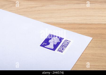 Torquay, Royaume-Uni.2nd févr. 2022.Les nouveaux timbres du Royaume-Uni comportent un code QR pour permettre le suivi.Enveloppes estampillées.Credit: Thomas Faull/Alamy Live News Banque D'Images