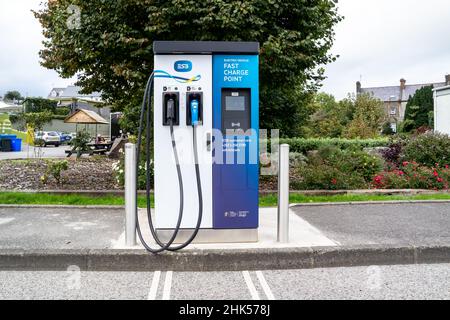 KILLYBEGS, IRLANDE - OCTOBRE 13 2021 : le point de charge rapide est situé au centre de la ville. Banque D'Images