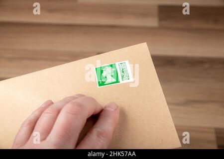 Torquay, Royaume-Uni.2nd févr. 2022.Les nouveaux timbres du Royaume-Uni comportent un code QR pour permettre le suivi.Enveloppes estampillées.Credit: Thomas Faull/Alamy Live News Banque D'Images