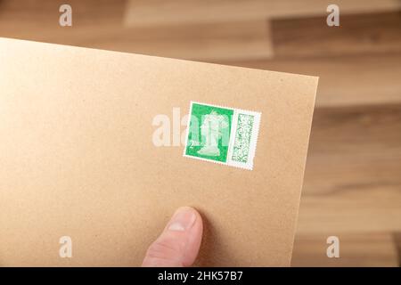 Torquay, Royaume-Uni.2nd févr. 2022.Les nouveaux timbres du Royaume-Uni comportent un code QR pour permettre le suivi.Enveloppes estampillées.Credit: Thomas Faull/Alamy Live News Banque D'Images