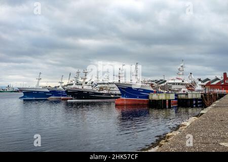 KILLYBEGS, IRLANDE - OCTOBRE 13 2021 : bateaux de pêche amarrés au port. Banque D'Images