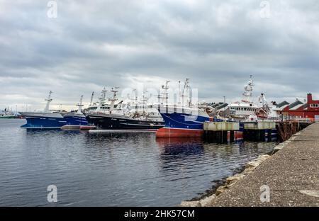 KILLYBEGS, IRLANDE - OCTOBRE 13 2021 : bateaux de pêche amarrés au port. Banque D'Images