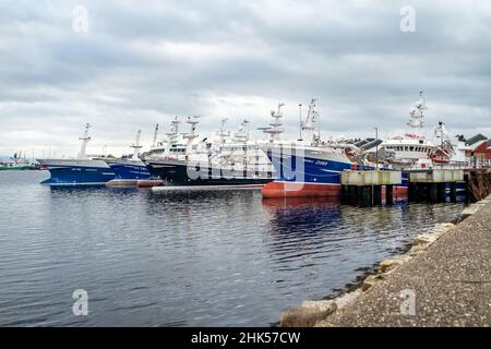 KILLYBEGS, IRLANDE - OCTOBRE 13 2021 : bateaux de pêche amarrés au port. Banque D'Images