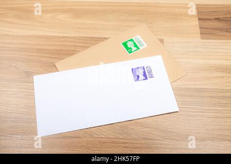 Torquay, Royaume-Uni.2nd févr. 2022.Les nouveaux timbres du Royaume-Uni comportent un code QR pour permettre le suivi.Enveloppes estampillées.Credit: Thomas Faull/Alamy Live News Banque D'Images