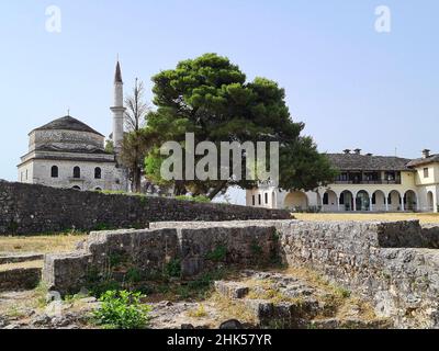 Ioannina, Grèce - 01 juillet 2021 : mosquée Fethiye, tombe d'Ali Pasha et musée byzantin dans l'ancien château byzantin d'Ioannina, la capitale de Banque D'Images