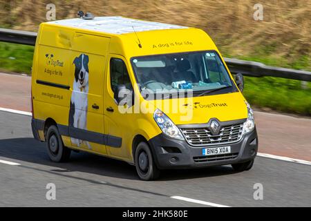 Dogs Trust, grandes unités mobiles de replacement connues sous le nom de « mobiles ».Fourgonnette jaune Renault Master MM33 Business DCI S/R P/V ; circulation automobile, véhicules en mouvement, fourgons, conduite de véhicules sur les routes britanniques, moteurs, conduite sur le réseau routier britannique de l'autoroute M6. Banque D'Images