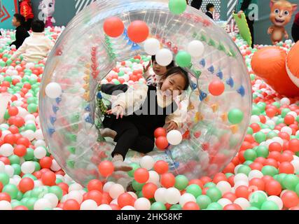 Taizhou, Taizhou.2nd févr. 2022.Les enfants jouent dans un parc d'attractions du comté de Xianju, à Taizhou, dans la province de Zhejiang, en Chine orientale, le 2 février 2022.Diverses activités sont organisées pendant les fêtes de printemps.Crédit : Wang Huabin/Xinhua/Alay Live News Banque D'Images