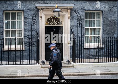 WESTMINSTER LONDRES, ROYAUME-UNI.2 février 2022.Un officier de police armé marchant dans Downing Street en tant que Premier ministre Boris Johnson se prépare à partir pour les PMQ au Parlement .La police a commencé une enquête sur un certain nombre de rassemblements qui se sont produits à Downing Street pendant le confinement qui a attiré la critique de nombreux MPS.Credit: amer ghazzal / Alamy Live News Banque D'Images