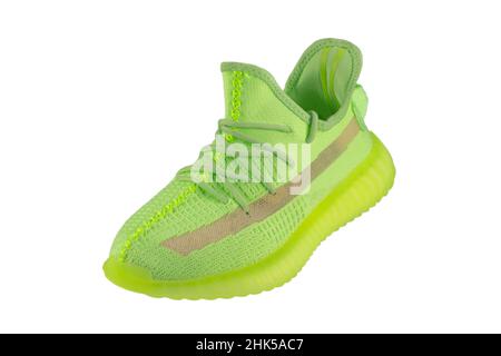 Sneaker à chiffon vert avec semelle en polyuréthane sur fond blanc. Banque D'Images