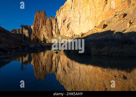 Smith Rocks réflexion dans la rivière Crooked à partir de River Trail, parc national de Smith Rock, Oregon Banque D'Images