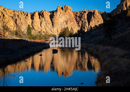 Smith Rocks réflexion dans la rivière Crooked à partir de River Trail, parc national de Smith Rock, Oregon Banque D'Images