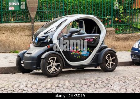 La Renault Twizy est une voiture urbaine électrique 2 places à batterie conçue et commercialisée par Renault dans les rues de Montmartre le 13 mai 2013 à Paris, F Banque D'Images