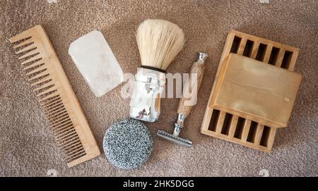 Zéro déchet accessoires de salle de bain pour les hommes.Peigne en bois, déodorant au sel d'alun de potassium, savon d'alep et shampooing solide, rasoir de sécurité en bambou et en acier, sha Banque D'Images