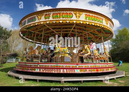 Certains classiques ne s'estompent jamais - un manège traditionnel lors d'un salon de la ferme des millets, dans l'Oxfordshire. Banque D'Images