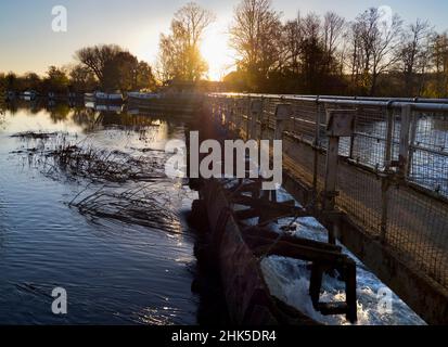 Abingdon-on-Thames est la plus ancienne ville d'Angleterre.Et la Tamise traverse son cœur.Dans cette scène idyllique, nous voyons une vie panoramique Banque D'Images