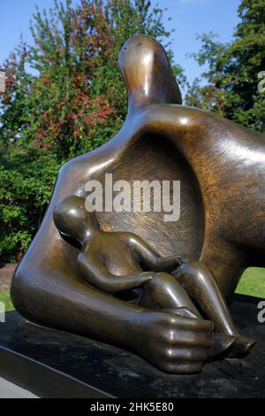 Mère et enfant est l'une des sculptures abstraites les plus connues de Henry Moore, que l'on voit ici sur le terrain de Perry Green, dans le Hertfordshire.Le Banque D'Images