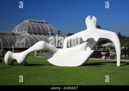 Grande figurine inclinable - ici présentée comme un plâtre de l'original de 1952 - est l'une des sculptures abstraites les plus connues de Henry Moore, vu ici Banque D'Images