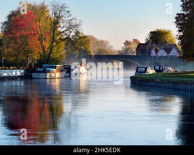 Abingdon prétend être la plus ancienne ville d'Angleterre.C'est son célèbre pont de pierre médiéval, un beau matin d'automne, vu du célèbre local Banque D'Images