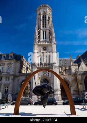 Saint-Germain l'Auxerrois était autrefois l'église locale pour les gens vivant dans le Palais du Louvre voisin.Ne pouvaient-ils pas se permettre d'en construire un à l'intérieur ?Une église Banque D'Images