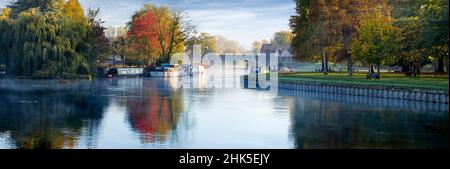 Abingdon prétend être la plus ancienne ville d'Angleterre.C'est son célèbre pont de pierre médiéval, un beau matin d'automne, vu du célèbre local Banque D'Images