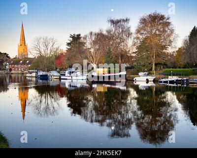 Vue sur la Tamise à Abingdon le matin d'hiver.Nous sommes sur la rive sud de la rivière, en aval vers St Helen's Wharf - un célèbre Banque D'Images