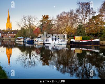 Vue sur la Tamise à Abingdon le matin d'hiver.Nous sommes sur la rive sud de la rivière, en aval vers St Helen's Wharf - un célèbre Banque D'Images