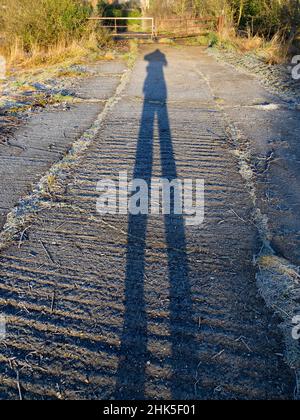 Mon ombre, sur un sentier dans Radley Village au lever du soleil Banque D'Images