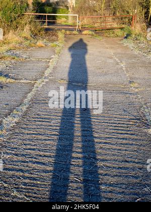 Mon ombre, sur un sentier dans Radley Village au lever du soleil Banque D'Images