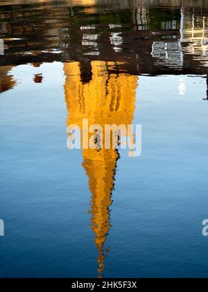 Vue sur la Tamise à Abingdon le matin d'hiver.Nous sommes sur la rive sud de la rivière, en regardant dans les eaux et en voyant des réflexions de Banque D'Images