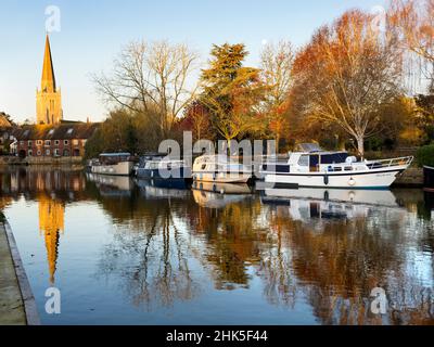 Vue sur la Tamise à Abingdon le matin d'hiver.Nous sommes sur la rive sud de la rivière, en aval vers St Helen's Wharf - un célèbre Banque D'Images