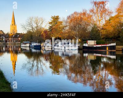 Vue sur la Tamise à Abingdon le matin d'hiver.Nous sommes sur la rive sud de la rivière, en aval vers St Helen's Wharf - un célèbre Banque D'Images