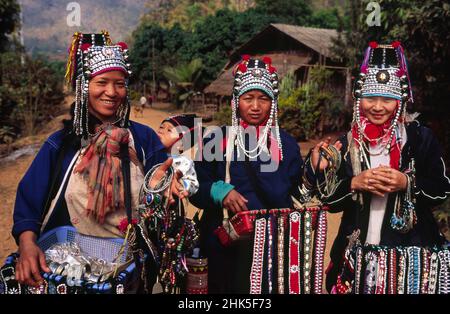 Trois femmes Akha - et un bébé - en costume traditionnel.Les Akha sont une tribu ethnique de collines qui vit dans les montagnes de Thaïlande, du Myanmar, du Laos et du Yunna Banque D'Images